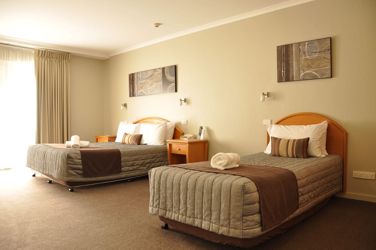 Habitación triple, con acceso para personas discapacitadas | Ropa de cama de alta calidad y escritorio