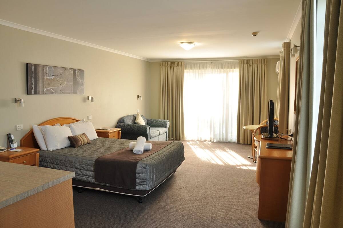 Habitación doble Deluxe | Ropa de cama de alta calidad y escritorio