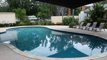 Kolam renang outdoor, dengan kursi berjemur