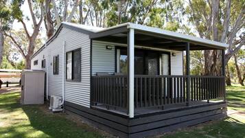 3 Bedroom Waterfront Cabin | Free WiFi, bed sheets