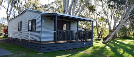 2 Bedroom Waterfront Cabin- Access Friendly | Free WiFi, bed sheets