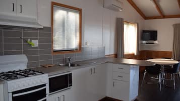 Cabana, 2 quartos, acessível | Cozinha privada | Cooktop, cafeteira/chaleira, chaleira elétrica