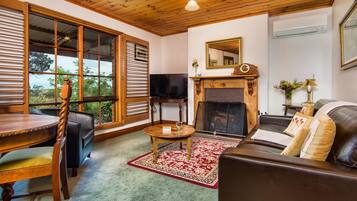 Classic Cottage, 1 Bedroom, Kitchen (Hollyhock Cottage) | 1 bedroom, premium bedding, memory-foam beds, individually decorated