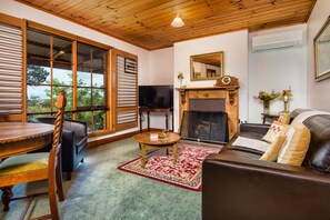 Classic Cottage, 1 Bedroom, Kitchen (Hollyhock Cottage) | 1 bedroom, premium bedding, memory-foam beds, individually decorated - Wagners Cottages (Swansea)