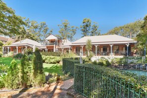 Una piscina al aire libre (de 07:00 a 20:00), sombrillas, tumbonas