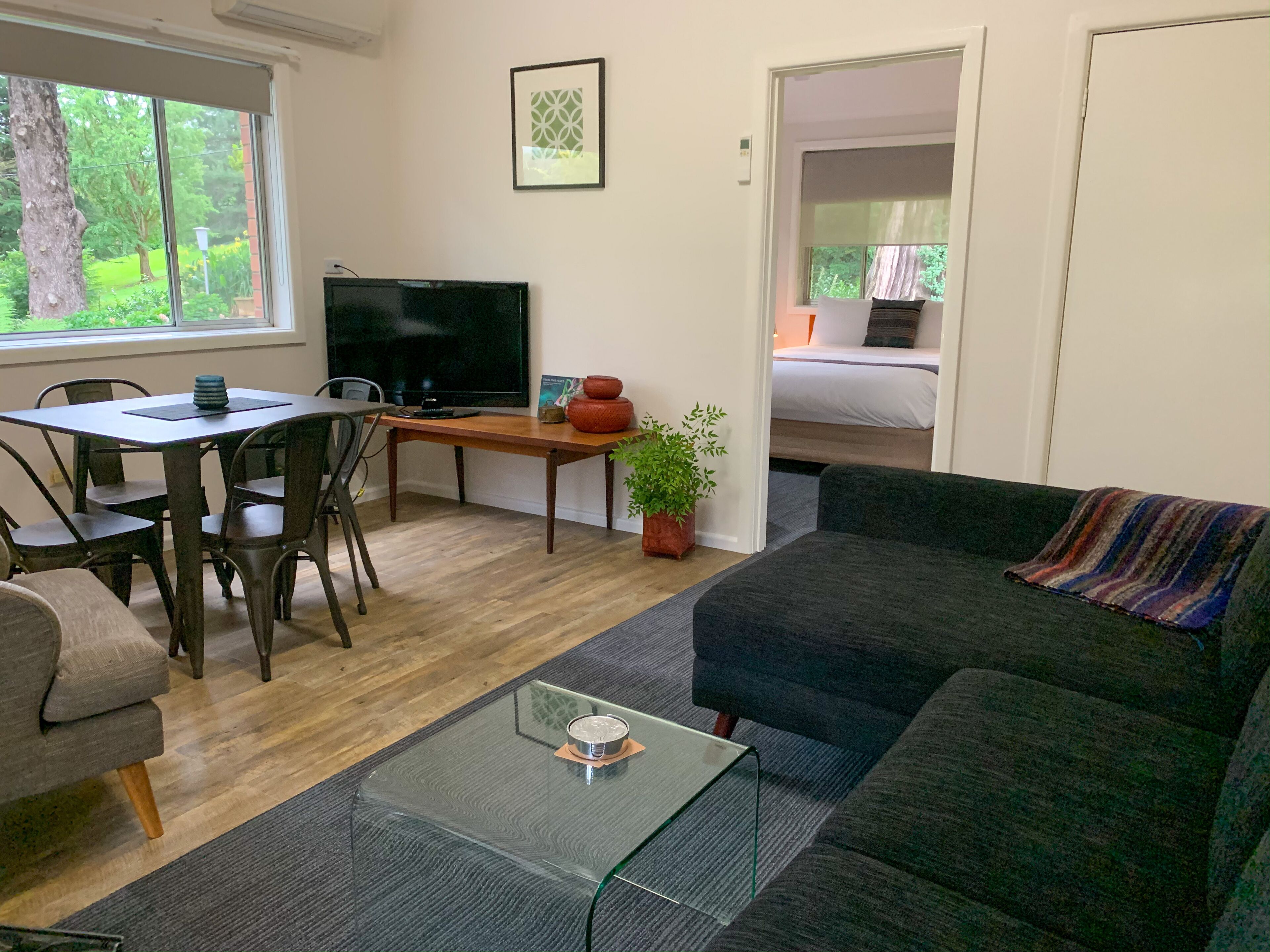 Panoramic Suite, 2 Bedrooms, Mountain View, Corner | Living area