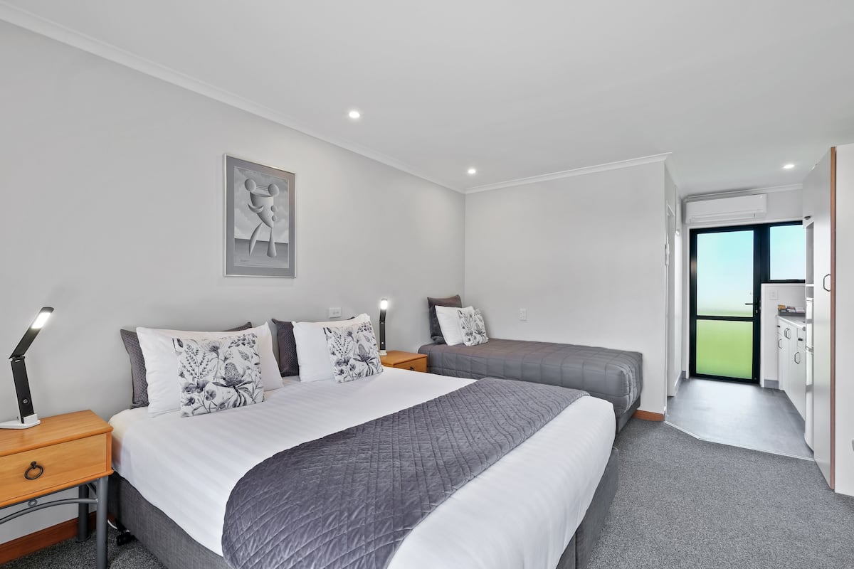 Standard Studio, Non Smoking, Kitchen (Twin Studio) | 2 bedrooms, soundproofing, free WiFi, bed sheets