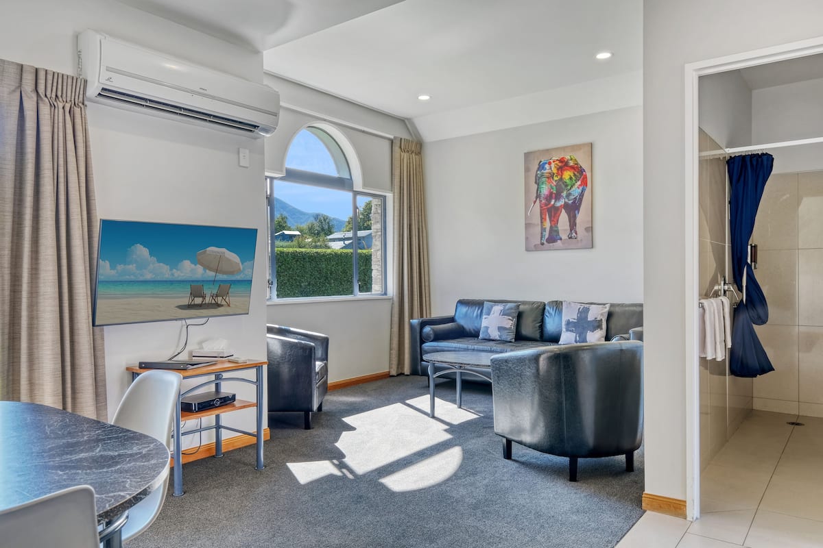 Standard Suite, 2 Bedrooms, Non Smoking, Kitchen (Unit) | Living area