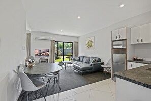 Family Suite, 2 Bedrooms, Kitchen (King Family Apartment)