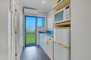 Studio Standard, non-fumeurs, cuisine (Twin Studio) | Cuisine privée | Micro-ondes, plaque de cuisson, grille-pain