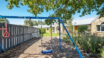 Family Suite, 2 Bedrooms, Kitchen (King Family Apartment) | Garden view