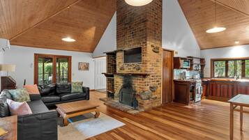 Estúdio standard, para não fumantes, cozinha (Fig Tree Cottage) | Área de estar | TV LCD, DVD player