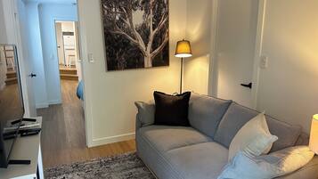 Studio tiện nghi đơn giản, 1 giường đôi | Khu phòng khách | TV LCD, đầu đĩa DVD