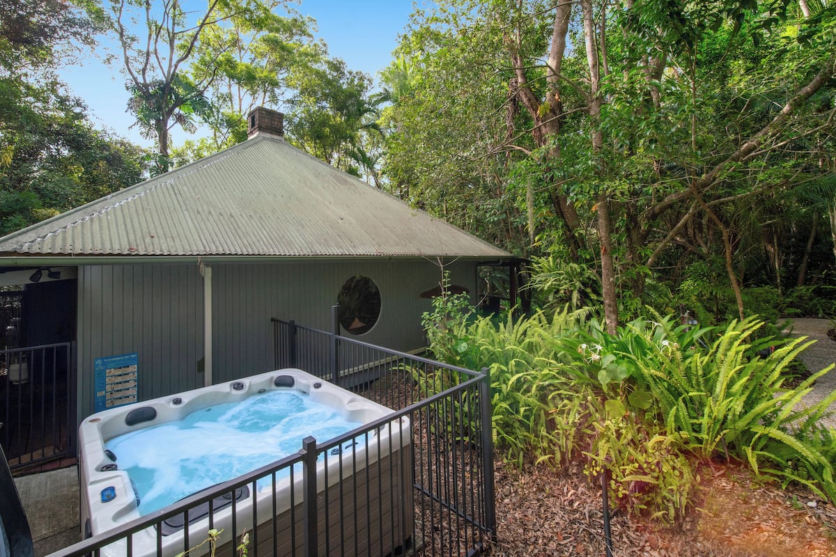 Standard Studio, Non Smoking, Kitchen (Fig Tree Cottage) | Private spa tub