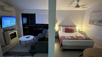 Comfort Studio, 1 Queen Bed | Bathroom | Separate tub and shower, jetted tub, free toiletries, hair dryer