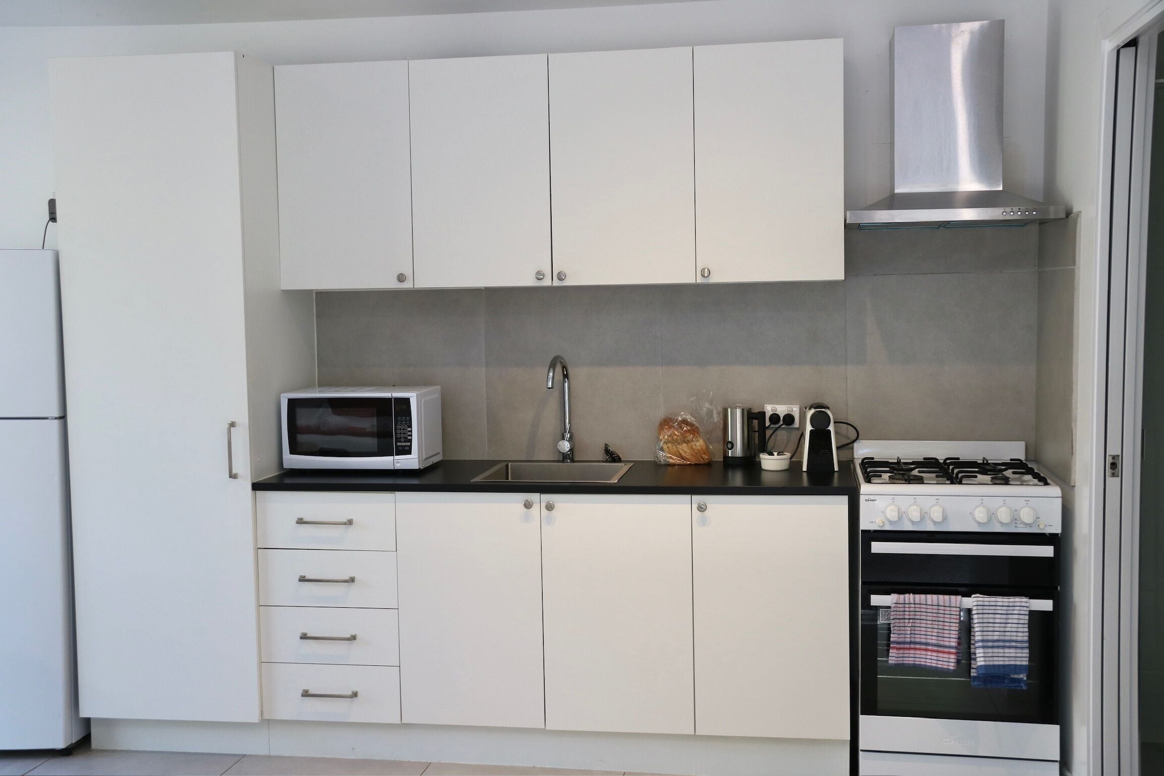 Estudio Confort, 1 cama Queen size | Cocina privada | Refrigerador, microondas, parrilla de estufa y cafetera y tetera 