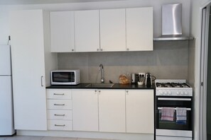 Estúdio conforto, 1 cama Queen | Cozinha privada | Geladeira, micro-ondas, cooktop, cafeteira/chaleira