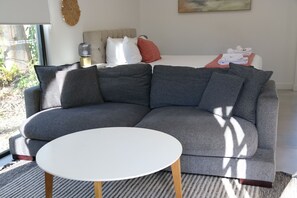 Comfort-Studio, 1 Queen-Bett | Wohnbereich | LCD-Fernseher, DVD-Player