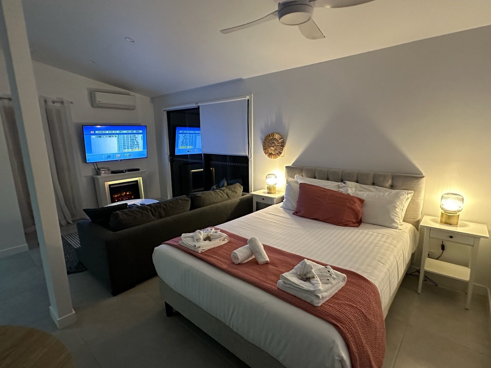 Estudio Confort, 1 cama Queen size | Área de sala de estar | Televisión LCD y reproductor de DVD 