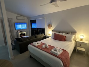 Comfort Studio, 1 Queen Bed | Living area | LCD TV, DVD player - Hunchy Hideaway (Hunchy)