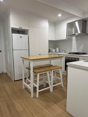 Comfort-Studio, 1 Doppelbett | Eigene Küche | Kühlschrank, Mikrowelle, Herdplatte, Wasserkocher mit Kaffee-/Teezubehör