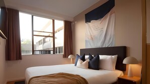 Desk, laptop workspace, WiFi (surcharge), individually decorated - Canberra City YHA - Hostel (Canberra)