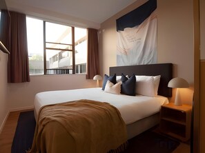 Individually decorated, desk, laptop workspace, WiFi - Canberra City YHA - Hostel (Canberra)