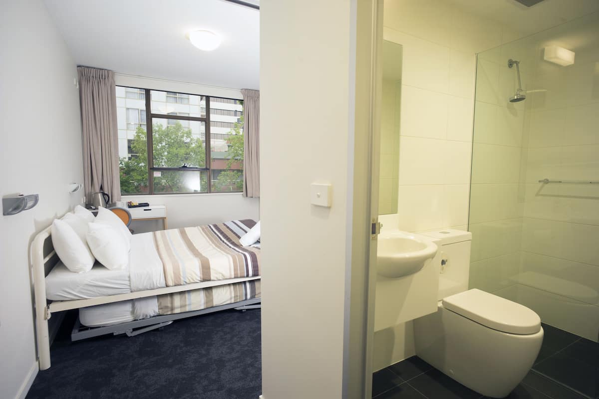 Kamer, 1 twee- of 2 eenpersoonsbedden, en-suite badkamer | Individueel gedecoreerd, een bureau, een laptopwerkplek, wifi