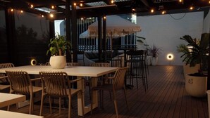 Outdoor dining - Canberra City YHA - Hostel (Canberra)