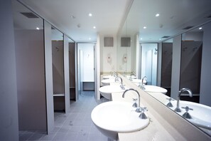 Shared bathroom - Canberra City YHA - Hostel (Canberra)