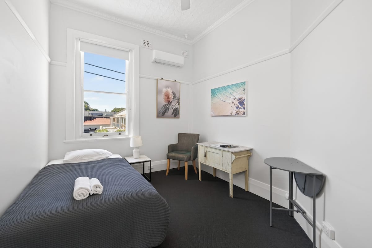 Quarto standard, para não fumantes, banheiro compartilhado (Single) | Wi-Fi de cortesia, roupa de cama