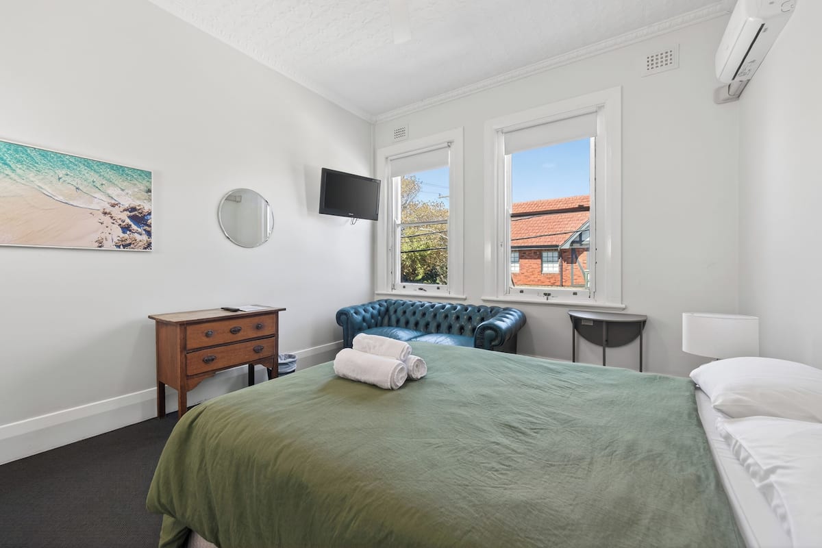 Quarto standard, para não fumantes, banheiro compartilhado (Queen) | Wi-Fi de cortesia, roupa de cama