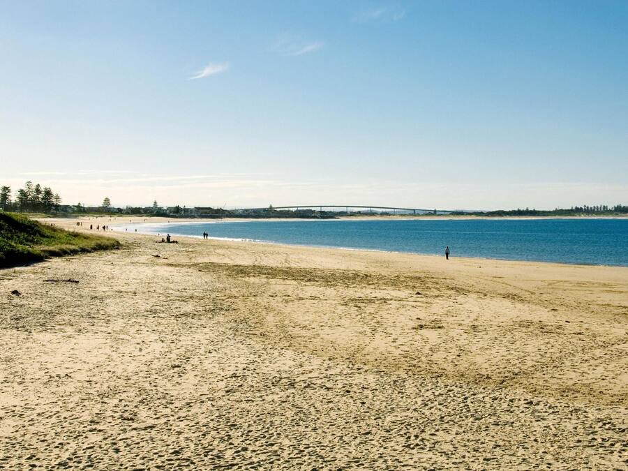 بالقرب من الشاطئ