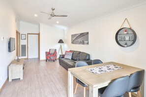 Villa de lujo, 2 habitaciones, junto a la alberca | Área de sala de estar | Televisión de pantalla plana de 24 pulgadas con canales por cable