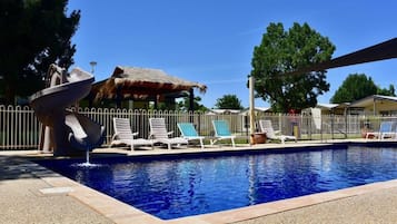 Piscine extérieure, chaises longues