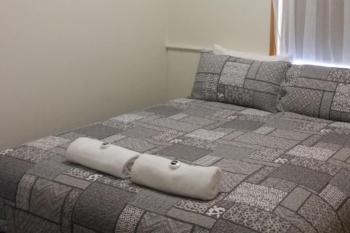 Tabla de planchar con plancha, wifi gratis y ropa de cama
