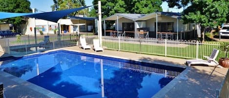 Außenpool, Liegestühle