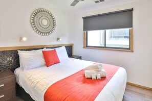 Tabla de planchar con plancha, wifi gratis y ropa de cama 