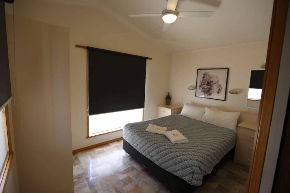 Tabla de planchar con plancha, wifi gratis y ropa de cama