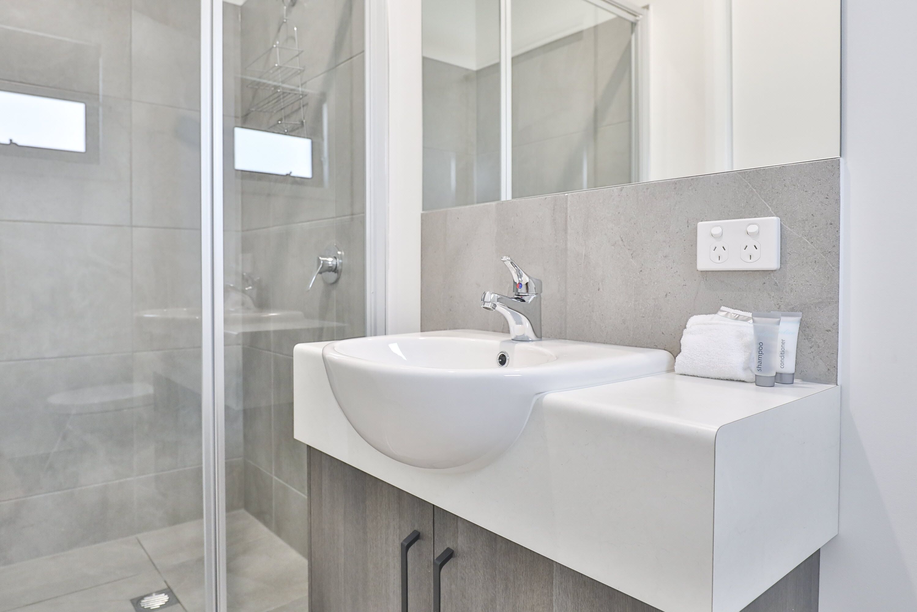 Studio Unit | Bathroom | Shower, towels