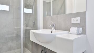 Studio Unit | Bathroom | Shower, towels