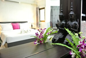 Habitación superior, para no fumadores | Caja de seguridad en la habitación, escritorio y camas extra