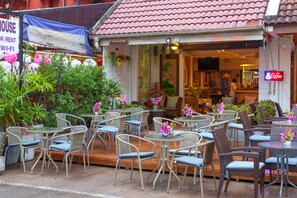 Outdoor dining - Karon Sunshine Guesthouse & Bar (Karon)
