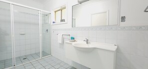 Habitación triple estándar, para no fumadores, vista al jardín | Baño | Regadera, secadora de cabello, toallas 