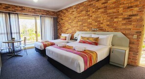 Quarto luxo, acessível | Escrivaninha, espaço de trabalho para notebook, cortinas blackout