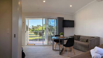 Deluxe Studio Suite | Individually decorated, individually furnished, free WiFi, bed sheets