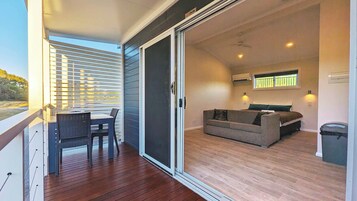 Deluxe Studio Suite (No Pets) | Wifi gratis, decoración individual, mobiliario individual y ropa de cama