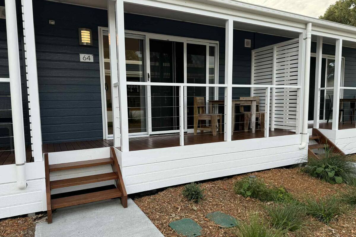 Deluxe One Bedroom (No Pets) | WiFi (free), individually decorated, individually furnished, bed sheets