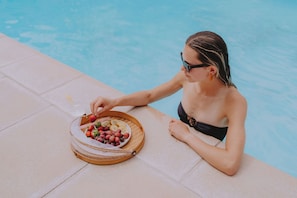 Piscina externa sazonal, funciona das 8h às 21h, guarda-sóis