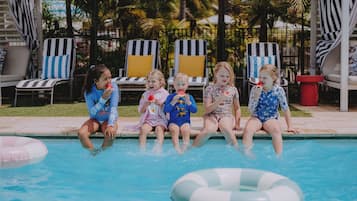 Piscina externa sazonal, funciona das 8h às 21h, guarda-sóis